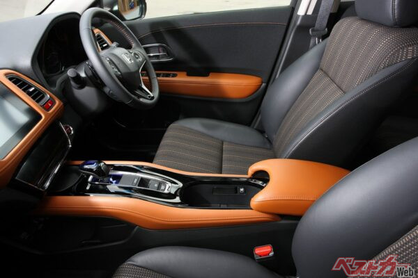 ヴェゼルに設定されていたジャズブラウン内装はオシャレ感を値段以上に上げてくれる。CMに使用された楽曲の影響もあってかヴェゼルは「都会派」な印象を若者たちに与えた