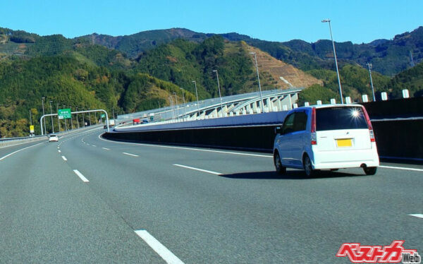 新東名120kmh区間。追い越し車線に居座り続ける軽自動車（takadahirohito@Adobe Stock）