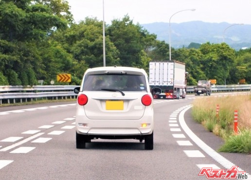 追い越し車線を走り続けると通行帯区分違反。罰則は違反点数1点、反則金6000円（普通車）