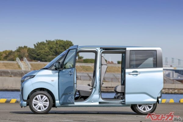 7代目ムーヴといえば、ついに後席が両側スライドドアになったこと！　開放感もバツグンだ　