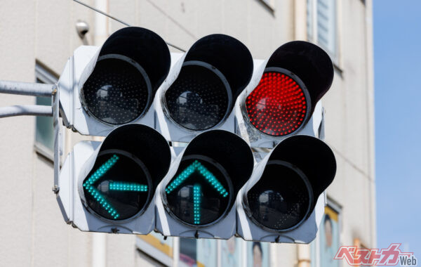 細いラインの「矢印信号」も瞬時に目に入ってくる！  快適・安全運転のために大助かり（※画像は「ドライビングサングラス」非着用時）