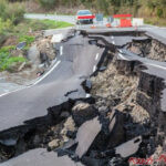 【地震発生】運転中に地震が来たらまず安全に停車を!!　津波警報／注意報があった場合は速やかに高台へ避難せよ
