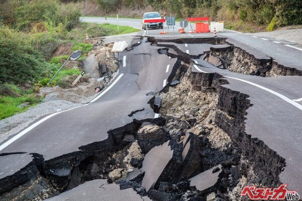 【地震発生】運転中に地震が来たらまず安全に停車を!!　津波警報／注意報があった場合は速やかに高台へ避難せよ