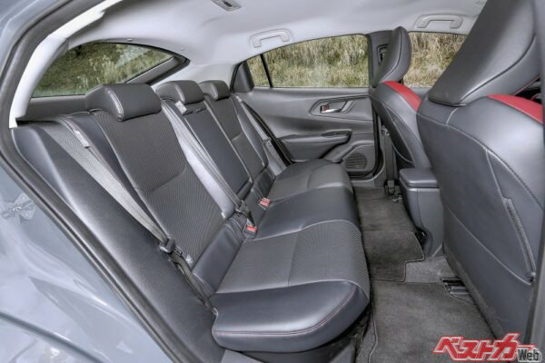 頭上空間はこぶし１つ入るか入らないか、膝前空間はこぶし１つ