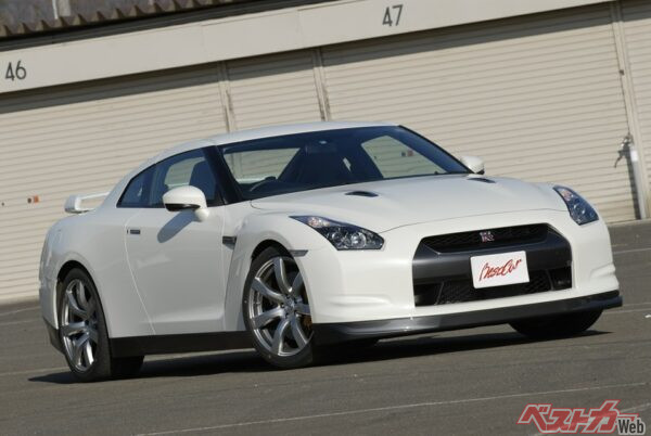 2007年に登場したGT-R。スカイラインとは別れたものの、2008年にはニュルブルクリンクで当時の量産市販車最速タイムを記録。世界に与えたインパクトは強烈そのもの