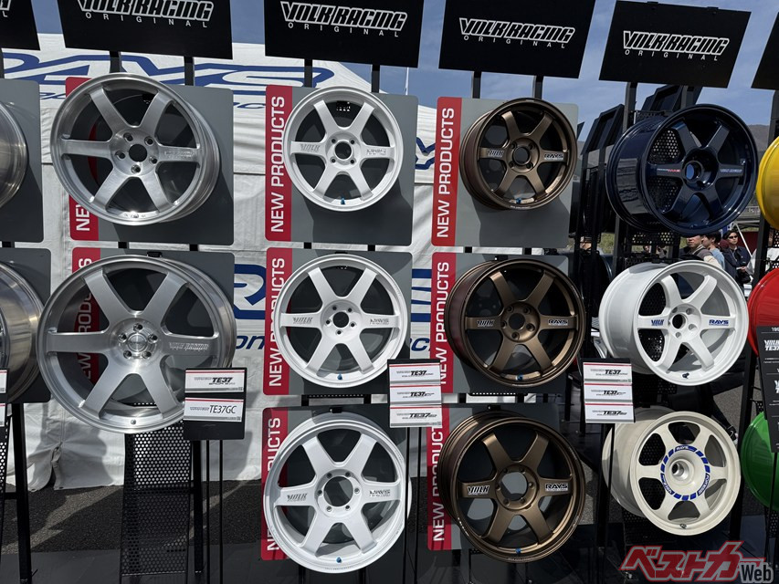 Legendary Volk Racing TE37 Celebrates 30th Anniversary! RAYS Fan Meeting Draws 800 Cars; Owners Thrilled by Decal Recreation