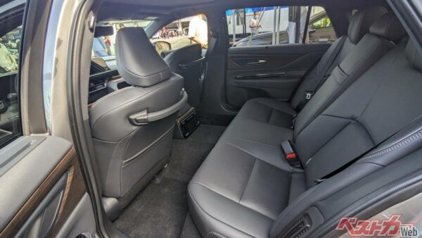 後席をより快適なものとするため、助手席はショーファーモードにすると大きく前進。後席の広大なレッグスペースが生まれる