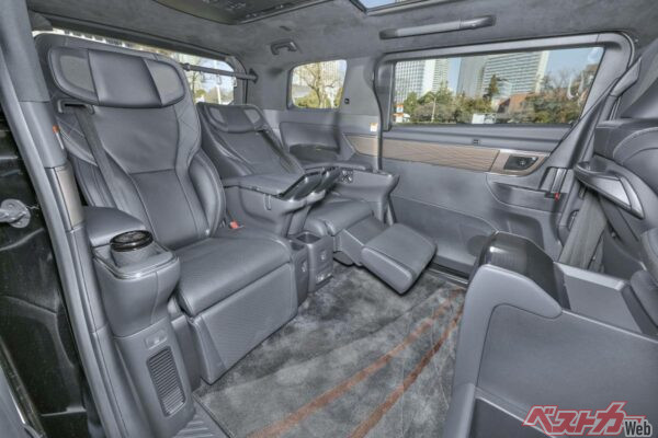 画像はアルファードの後席空間。クラウンと見比べてしまうとあまりにも広すぎるがアルファードの後席空間が異常なのだ