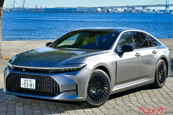 クラウン セダンの後席はショーファーカーとして通用する!?　現行モデルはアルファード級の満足感があるのか