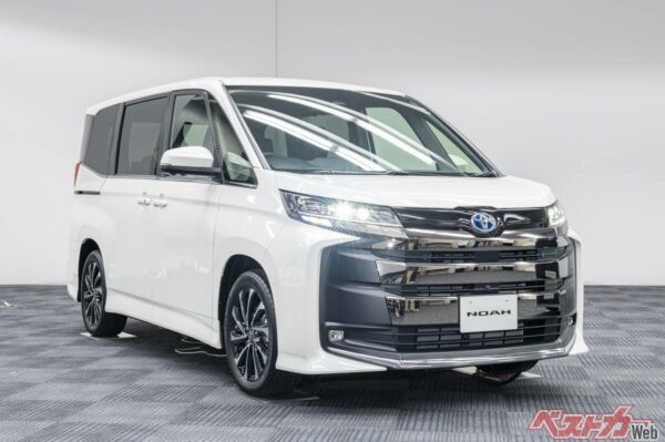 ミニバンとして完成度の高いノアは中古でも値段が高い。買うなら新車でもいい気もするが納期は長めだ