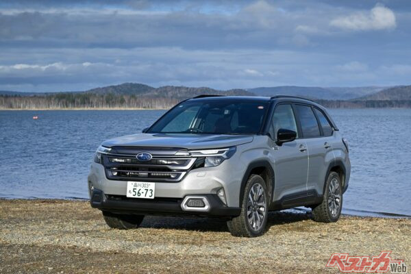2025年登場新型フォレスター。2025-2026 日本カーオブザイヤーを受賞。ヘッドライト下付近の四角形にヘッドランプウォッシャーがある