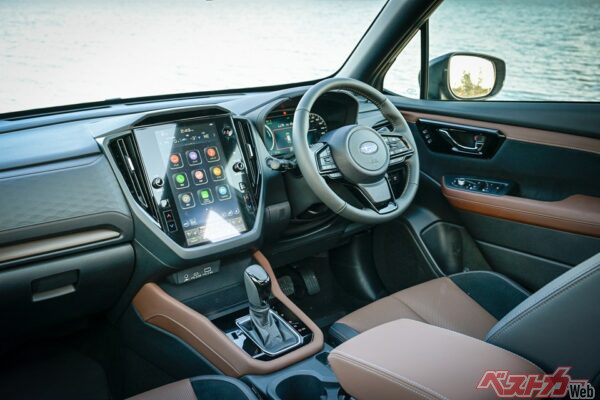 スバル車の特徴ともいえる縦型ディスプレイ。ちなみにヘッドランプウォッシャーのスイッチはステアリング左側のレバーだ