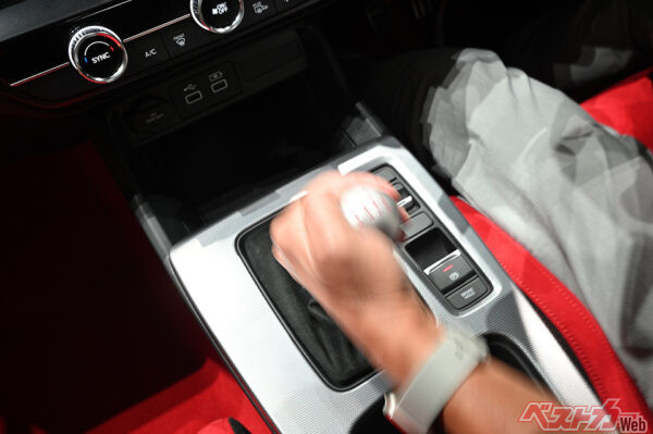 「駐車時、ギアは1速に入れる」。3ペダルMT車が激減した現在、その「常識」も今や昔のこととなった