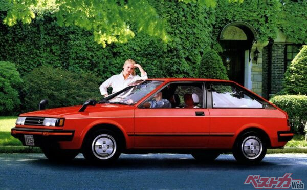 パルサーをベースに、ハッチバックながらスカイライン風のボディデザイン、そしてヘッドライトはなんとC210型スカイライン後期型のものを使った初代ラングレー