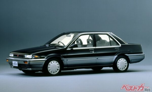 1986年10月に登場した3代目には4ドアセダンが登場