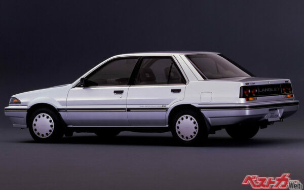 テールランプにはスカイラインを思わせる丸型4灯のものが兄弟車としては唯一装着