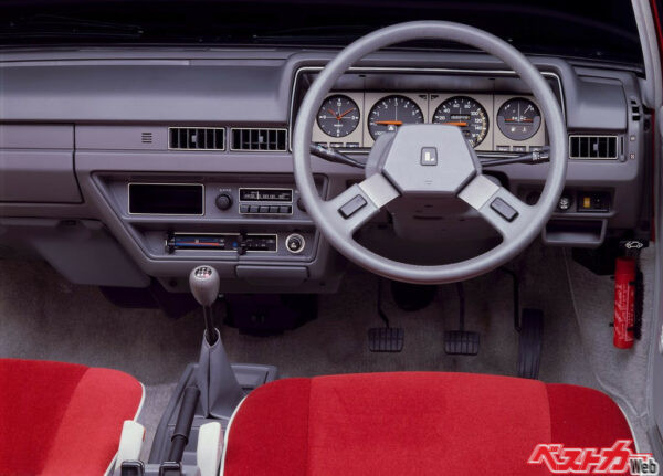 直線を基調とした初代ラングレーのコクピット。四角いメーターカバーやステアリングはスカイラインに似たデザイン