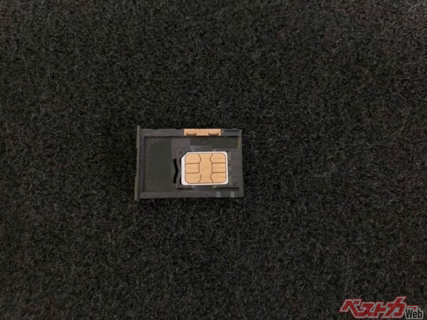 センターコンソール下にあるSIMを抜けば位置情報はわからなくなる