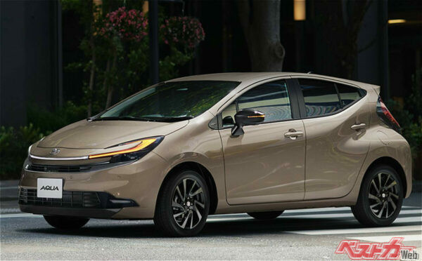 おもてなし装備でプリウスとの差別化を図る