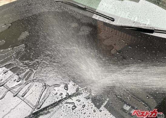 タオルで拭くのは厳禁。まずは大量の水で黄砂を払い落とす。高圧洗浄が理想だが、家庭用のホースのストレートや水が勢いよく出るシャワーを使う