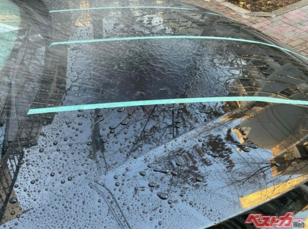 一番手前が高撥水タイプの「ゼロプレミアム」、その上が親水タイプの「ゼロウォーター」、その上が撥水タイプの「ゼロドロップ」、その上が未施工