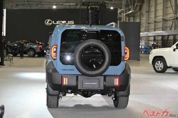 ランクルFJのテール。タイヤが中央に設置されているのがわかる