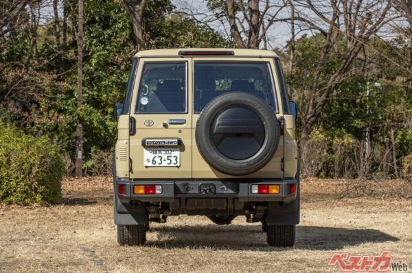 ランクル70のテール。タイヤは正面から見て右側寄りなのがわかるだろう