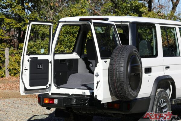 ランクル70はタイヤがハッチ右側に設置され、リアハッチが観音開き式。もちろんバックドアを開けて尾灯が見えなくなったらダメということではない