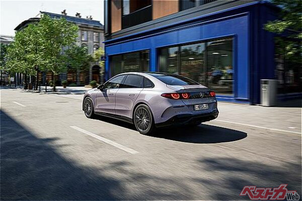 空力追求の結果ハッチバックっぽいボディラインになった