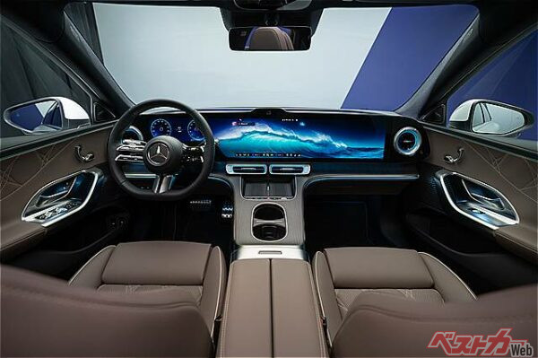 全面ディスプレイに覆われたダッシュボード