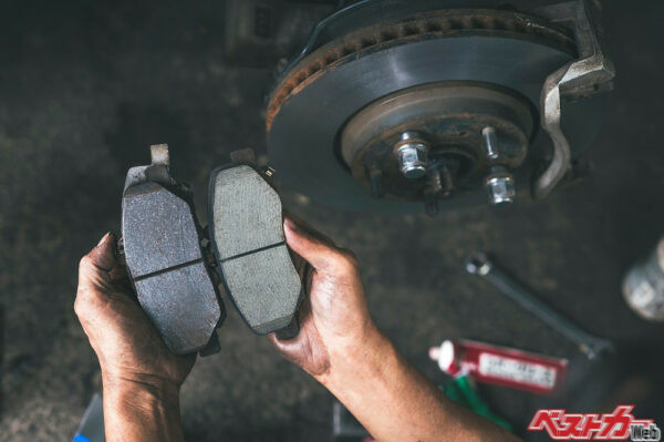 ブレーキパッドとローターからの異音がしたら即整備工場へ（Byrd Setta＠Adobe Stock）