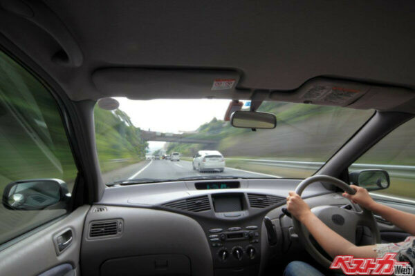 ある速度域でハンドルがブルブルと振動していることはありませんか？（Paylessimages＠Adobe Stock）