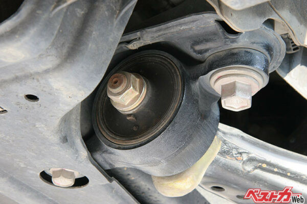 黒いゴムの部分がサスペンションアームのブッシュ。ブッシュ類を交換することで見違えるほど乗り心地がよくなる（写真AC）