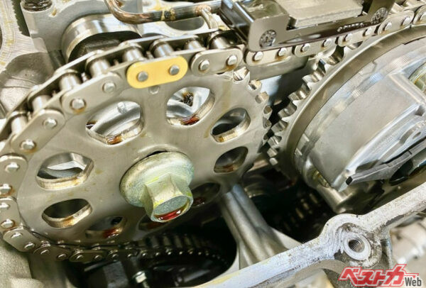 タイミングチェーンの寿命はベルトと比較するとかなり長めだが、オイル交換などを怠ると寿命は短縮してしまう。チェーンが伸びると、カムの位置がズレるなどの深刻な事態が発生するおそれがある（写真AC）