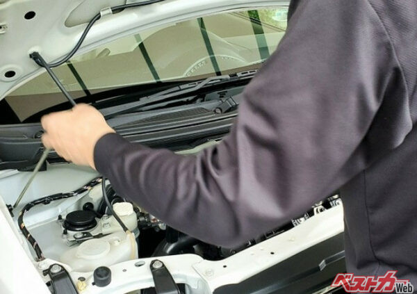 カンカン、キンキンといった金属音はオーバーヒートの可能性大。聞こえたらすぐに停車してアイドリング状態にし、ボンネットを開けて温度を下げよう（写真AC）