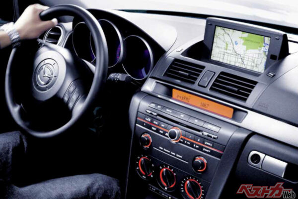 エンジンスタートで起き上がるなんて!!　インダッシュナビかっこよかった説