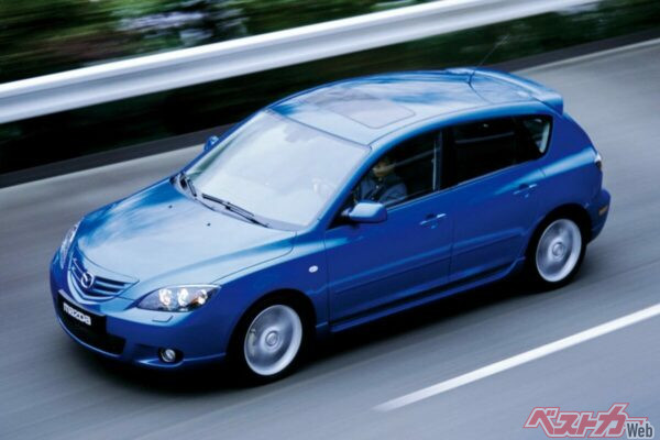 いまも続くマツダ3の歴史はこのアテンザから始まった。そんなアテンザにはインダッシュナビをオプションでつけることができた