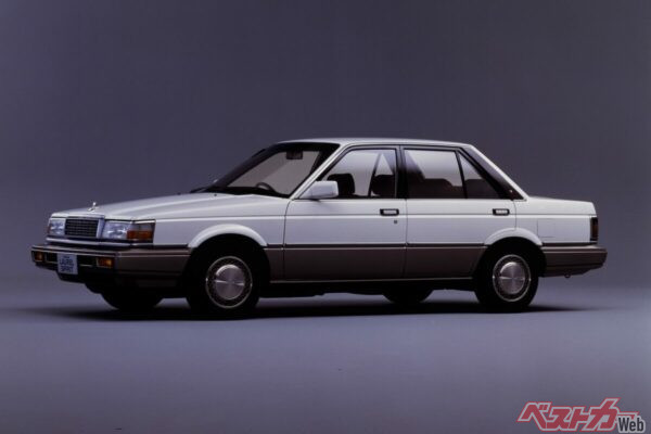 1986年に2代目となったローレルスピリット。「A」のようなカタチのステアリングも特徴的だった