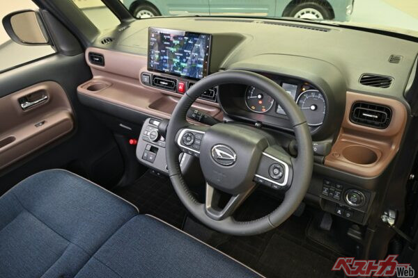 ムーヴキャンバスは見た目だけでなく、内装もオシャレ！　前席のホッとカップホルダーをはじめとした快適装備や安全装備も十分だ