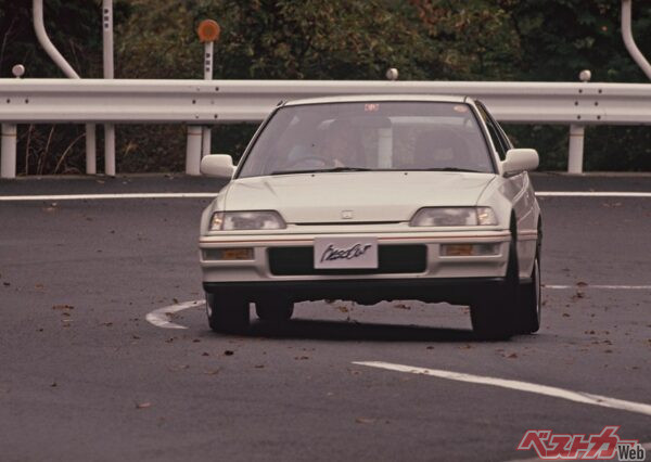 写真のグランドシビックなど、1980年代には若者でも手に入りやすいホットハッチやスポーツクーペが数多く存在した