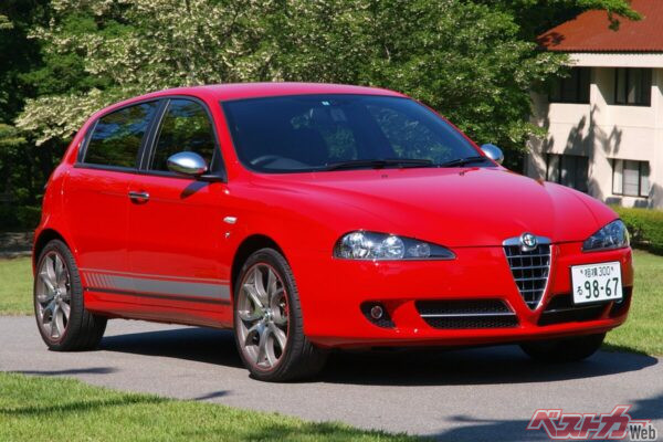 維持や故障はひとまずおくとしても、若者でも手の届きやすい値段の輸入中古車はある。画像はアルファロメオ 147