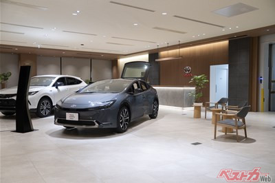 今のショールームに足を運んで車を買うという考え方はビスタ店により広められていった。