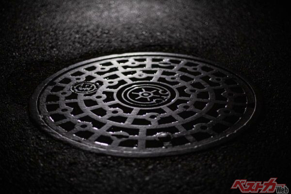 下水道点検に使用するドローンなどの搬入を容易にするため、マンホールの直径を拡大する方針(Ryo Yamashita@AdobeStock)