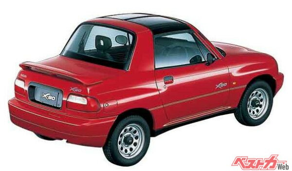 Tバールーフを開けると車高が高いこともありオープンエアが楽しめるX-90