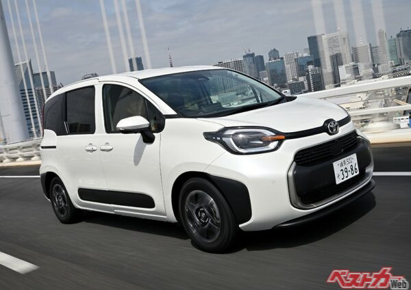 トヨタはガソリン車とハイブリッド車のシフトパターンは違う。ハイブリッドZには、一般的な大きさのシフトレバーとボタンを組み合わせた、電制シフトの「エレクトロシフトマチック」、ハイブリッドのGとXにはストレート式シフトレバーを用意