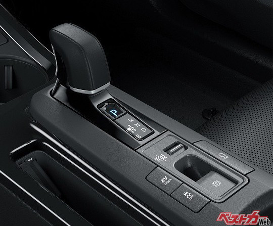 プリウスは独立式のPレンジ、R-N-D-BとDレンジの下に「B」レンジを設定