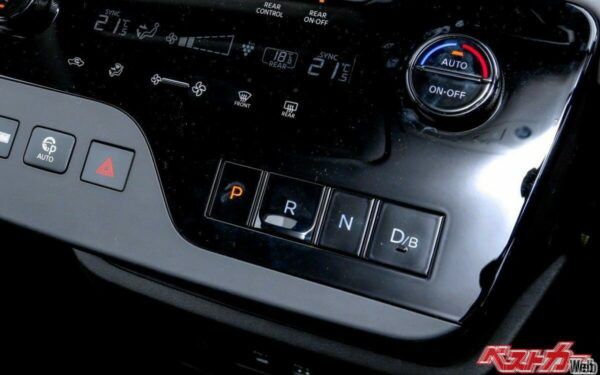 日産セレナe-POWERのシフトスイッチ。助手席に座る子供が誤って押してしまいそうと心配になるのだが……