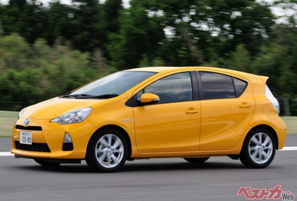 とにかく扱いやすい初代アクア。今なら中古車価格もこなれてきて低走行の個体でも100万円前後で狙える！