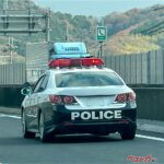 赤灯だけでサイレンなしのパトカーは緊急車両なのか？ 抜いていいのかを道路交通法で解説