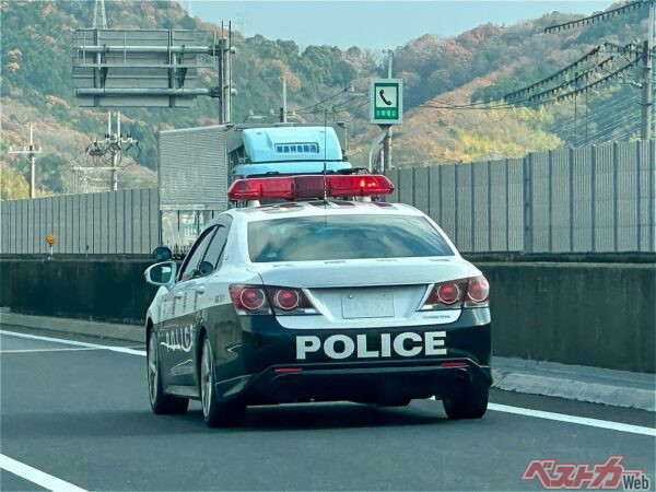 赤灯だけでサイレンなしのパトカーは緊急車両なのか？ 抜いていいのかを道路交通法で解説
